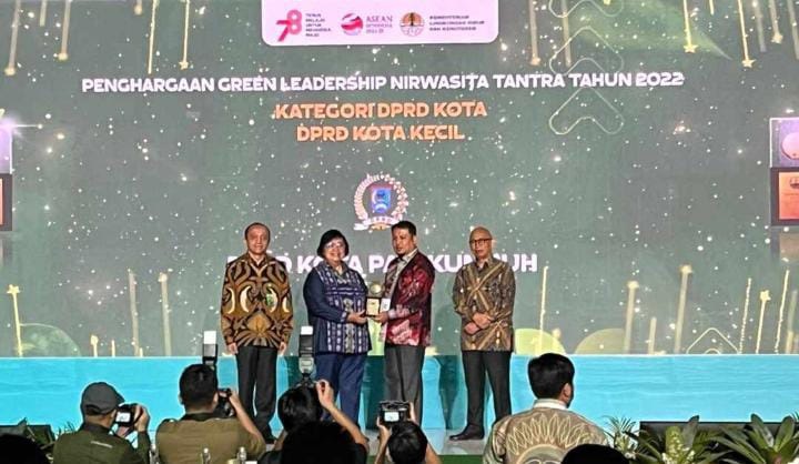 TERIMA—Ketua DPRD Kota Payakumbuh Hamdi Agus menerima penghargaan dari Menteri LHK RI