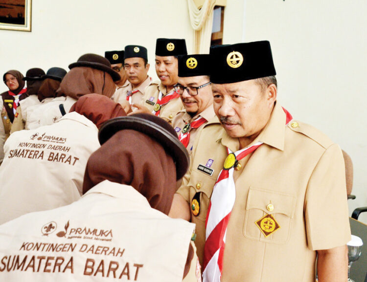 LEPAS KONTINGEN— Bupati Agam selaku Kamabicab Kabupaten Agam, Andri Warman lepas keberangkatan kontingen Kwarcab Agam mengikuti Raimuna Nasional XII tahun 2023 di Bumi Perkemahan Cibubur Jakarta.