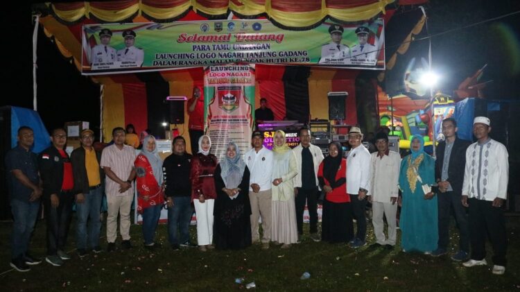 Ketua TP PKK Kabupaten Sijunjung Ny. Riri Benny Dwifa melaunching logo Nagari Tanjung Gadang