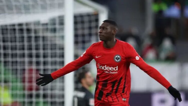 CAPAI KESEPAKATAN— Penyerang Eintracht Frankfurt, Randal Kolo Muani dikabarkan telah mencapai kesepakatan pribadi dengan PSG.