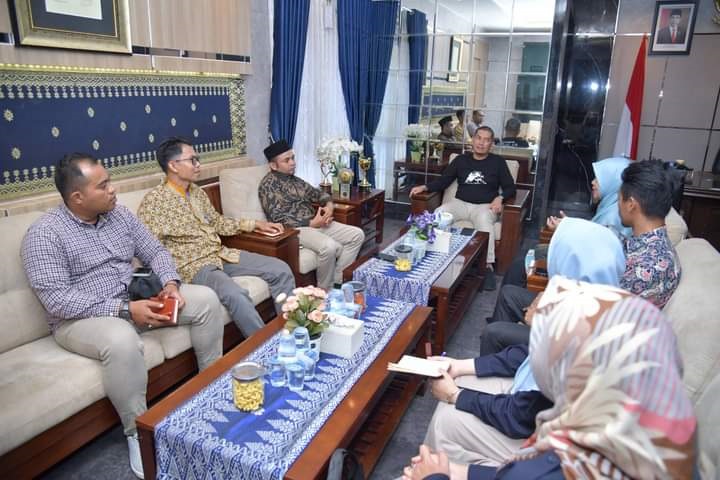 Ketua KPU Terpilih Silaturahmi dengan Wako Deri Asta 1 KUNJUNGI BALAIKOTA— Komisioner KPU Sawahlunto berkunjung ke ruang kerja Wali Kota Sawahlunto setelah dilantik untuk periode 2023-2028.