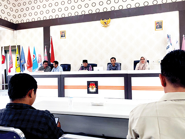 KPU Payakumbuh Belum Terima Tanggapan DCS dari Masyarakat 1 JUMPA PERS— Komisioner dan sekretariat KPU Payakumbuh saat menggelar jumpa pers, Rabu (23/8).