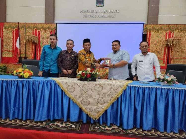 PERTEMUAN— Wabup Padangpariaman Rahmang saat menerima pengurus PPDI.