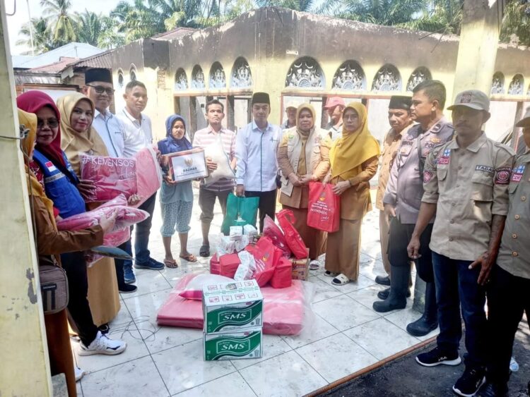 SERAHKAN BANTUAN—Baznas Padangpariaman dan Dinas Sosial menyerahkan bantuan untuk masyarakat yang terimpa musibah kebakaran, beberapa waktu lalu.