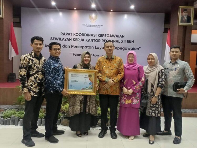 PENGHARGAAN—Wali Kota Pariaman H Genius Umar saat menerima penghargaan BKN.