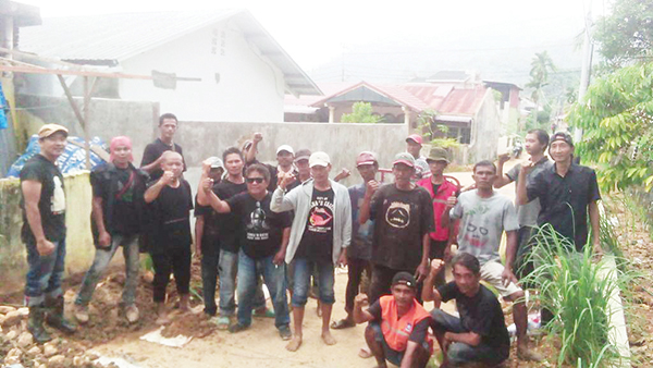 Meriahkan HUT RI ke-78, Komunitas Basis Kebersamaan Goro Bersihkan Drainase 1 GORO BERSAMA— Komunitas Basis Kebersamaan melakukan goro bersama dengan masyarakat di RW 11, RT 04 Kelurahan Jundul Rawang, Kecamatan Padang Selatan, membersikan dan pengerukan drainase yang tersumbat atau tertimbun material tanah dan bebatuan akibat banjir yang terjadi beberapa waktu lalu.