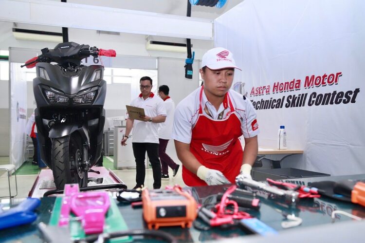 FINAL-Peserta 27th Astra Honda Motor Technical Skill Contest 2023 saat mengikuti babak final di Astra Honda Safety Riding & Training Center.