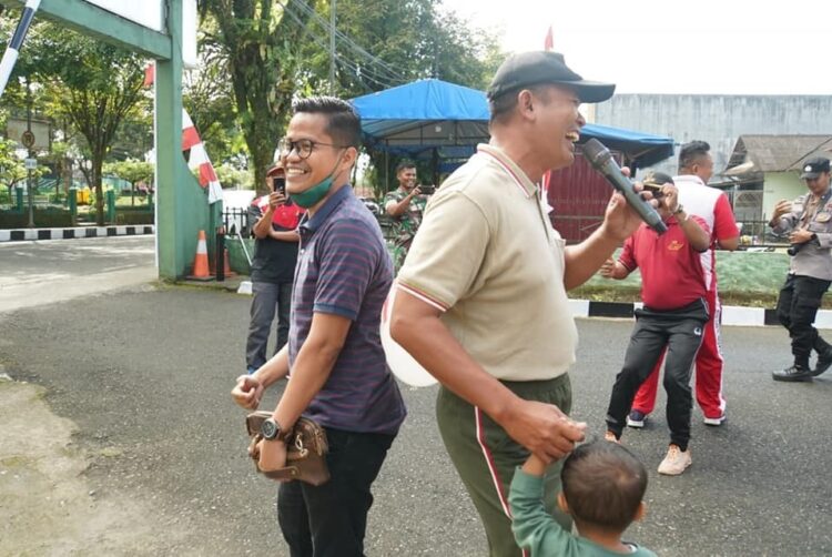 Koramil 01/PP Gelar Lomba Kemerdekaan 1 BERGOYANG—Terlihat personel Koramil 01/ PP bergoyang bersama dalam memeriahkan HUT RI ke-78.