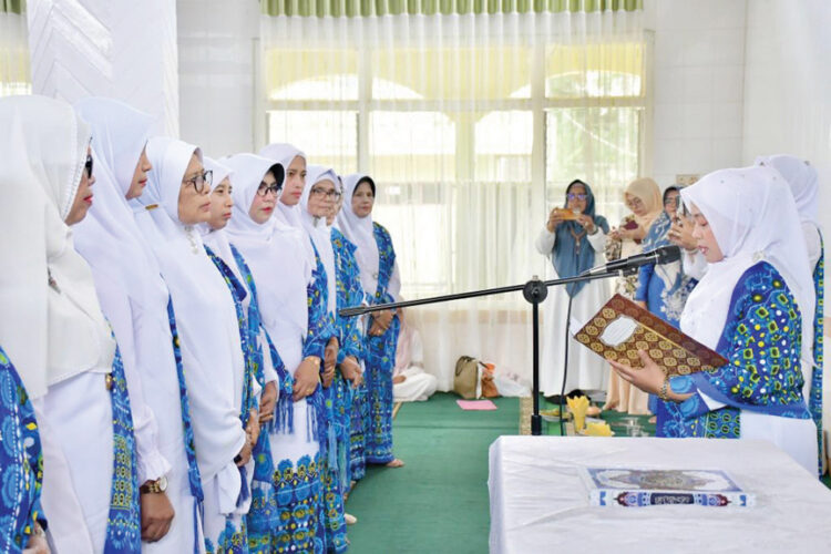 PENGUKUHAN PENGURUS— Ketua BKMT Kabupaten Agam Ny Yenni Andri Warman kukuhkan pengurus BKMT Kecamatan Kamang Magek periode 2023/2028 di Masjid Taqwim Jorong Dangau Baru Nagari Kamang 
Hilir, Minggu (20/8).