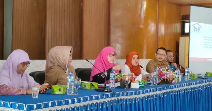 LKKS Siap Bantu Pemerintah dalam Kesejahteraan Sosial 1 SOSIALISASI— Ketua P2TP2A Padangpariaman, Ny.Yusrita Suhatri Bur memberi sambutan saat acara sosialisasi pencegahan kekerasan terhadap perempuan dan anak dalam keluarga dan masyarakat.
