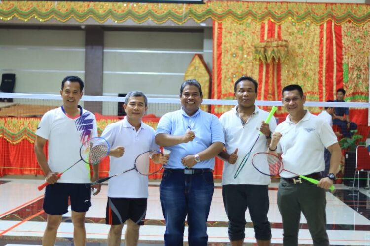 BERSAMA—Bupati Suhatri Bur  saat bersama ppeserta pertandingan.