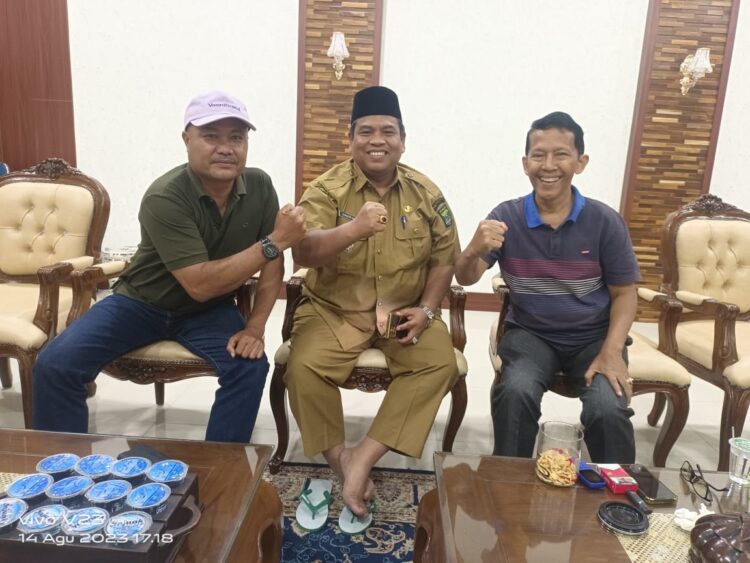 ALEK BURU BABI— Bupati Suhatri Bur didampingi Ketua Harian Kartono dan Wakil Ketua H Lambau, saat membahas kegiatan elk buru babi se-Padangpariaman.