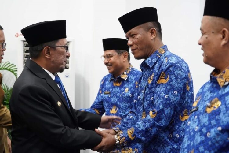 UCAPAN SELAMAT— Camat X Koto Mukhlis mendapat ucapan selamat dari Bupati Eka Putra usai dilantik bersama pulihan pejabat lainnya, Selasa (1/8) di Indojolito Batusangkar.