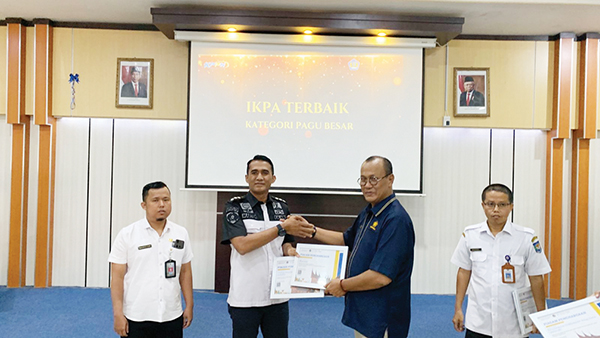 RAIH PENGHARGAAN— Lapas Kelas IIA Bukittinggi menyabet penghargaan, yaitu Peringkat Terbaik 2 Penilaian IKPA Satker Kategori Pagu Belanja Besar Periode Semester I Tahun 2023.