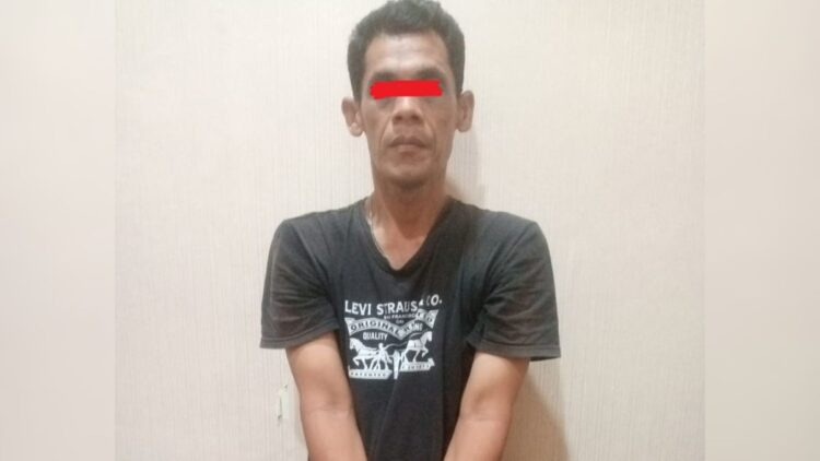 PELECEHAN SEKSUAL—
Pelaku EA (43) yang melecehkan bocah 11 tahun di kolam renang, diamankan oleh jajaran Satreskrim Polresta Padang.