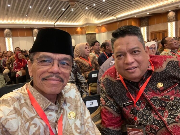 RAPAT—  Bupati Limapuluh Kota  Safaruddin Dt.Bandaro Rajo saat menghadiri rapat di Jakarta, baru-baru ini.