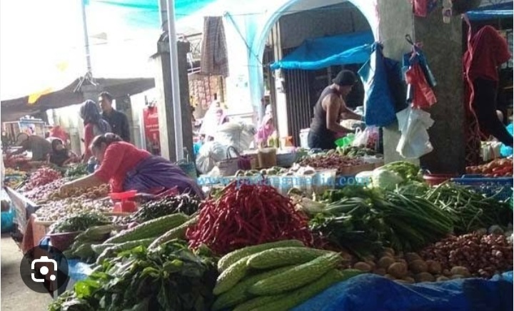 Minggu Pertama Mei, Komoditas Turun Harga 1 Lokasi penjual sayuran pasar tradisional Talawi