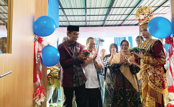 RSUP Dr M Djamil Padang Resmikan Klinik Istano Pagaruyuang 1 GUNTING PITA— Asisten 1 Setdaprov Sumbar, Devi Kurnia bersama Dirut RSUP Dr M Djamil, Dr dr H Dovy Djanas SpOG KFM MARS melakukan pengguntingan pita peresmian Klinik Istano Pagaruyung, Kamis (24/8).