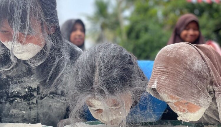 MERIAH— Wajah peserta lomba mengambil koin dalam tepung memutih, saat kegiatan perlombaan peringatan HUT Kemerdekaan RI ke-78.