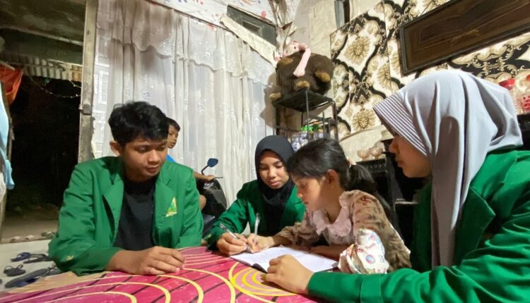 Mahasiswa KKN UNAND, Laksanakan Kegiatan Sosial Kemasyarakatan di Rumah Warga 1 TEROBOSAN—Terlihat beberapa mahasiswa KKN di ruimah warga Nagari Tanjung Gadang, Kecamatan Tanjung Gadang, Sijunjung.