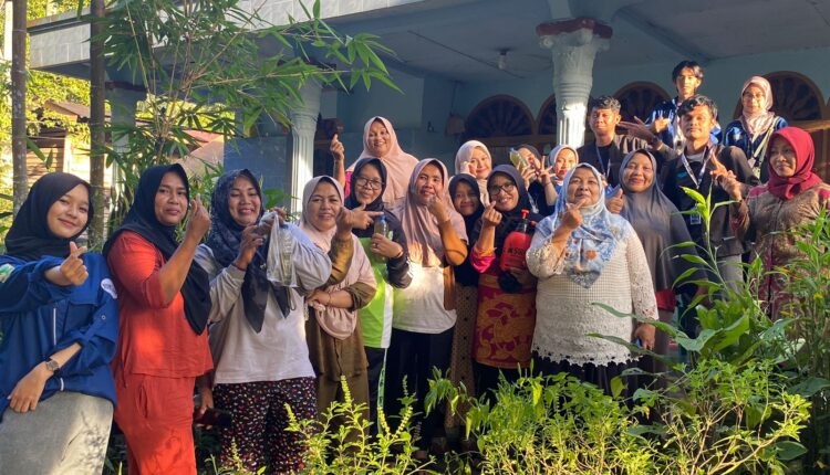Kelompok Tani Wanita Batang Kulampi, KKN Unand Dukung Pembuatan dan Penggunaan Biosaka 1 KELOMPOK WANITA TANI— Mahasiswa KKN Universitas Andalas Tanjung Gadang, menghadiri acara pertemuan bersama Kelompok Wanita Tani Batang Kulampi di Jorong Guguk Naneh.