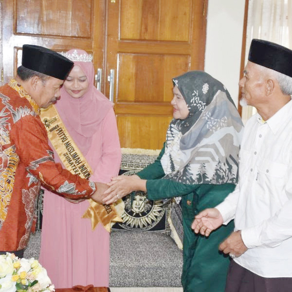 Wakili Sumbar, Fika Tembus Grand Final PutriMuslimah Indonesia Award 2023 1 AUDIENSI— Bupati Agam, Andri Warman beraudiensi dengan Rafika Ridha Izzati (Fika) yang merupakan finalis Putri Muslimah Indonesia Award tahun 2023, di Mess Pemkab Agam, Belakang Balok, Bukittinggi, Sabtu (12/8).