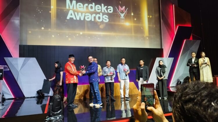 Dinilai Berhasil Melakukan Terobosan Program Desa Wisata, Gubernur Sumbar Terima Merdeka Award 2023 1 PENGHARGAAN— CEO Kapan Lagi Youniverse (KLY) Grup Merdeka.com, Steve Christian menyerahkan penghargaan Merdeka Award kepada Gubernur Sumbar, Mahyeldi Ansharullah di Auditorium SCTV Tower Lantai 8 Jalan Asia Afrika, Jakarta Pusat, Rabu (30/8).