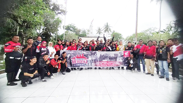 ZIARAH— Peserta Konvoi Merdeka yang diselenggarakan PT. Menara Agung berziarah ke Taman Makam Pahlawan Kuranji.