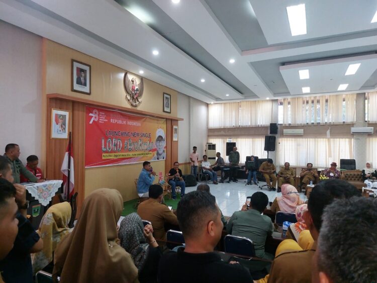 Momentum HUT Ke-78 Kemerdekaan RI, Kepala Dishut Sumbar Launching 3 Lagu 1 LAUNCHING LAGU— Melalui momentum HUT ke-78 Kemerdekaan RI, Kepala Dishut Provinsi Sumbar, Yozarwardi melaunching tiga lagu hasil ciptaannya, Selasa (15/8) di Aula Kantor Dishut Provinsi Sumbar.