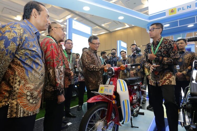 Hemat dan Panjang Umur, PLN Dukung Konversi Motor Listrik di Indonesia 1 MOTOR LISTRIK—Direktur Utama PLN, Darmawan Prasodjo Ketua Kosmik Indonesia, Dermawan saat menyaksikan peluncuran motor listrik.
