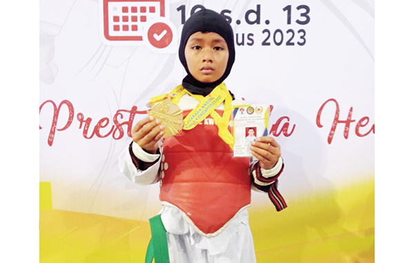 SISWA BERPRESTASI— Najwa Pratiwi Negeri Siswa SD Negeri 10 Sungai Sapih Balaibaru Kuranji Kota Padang, berhasil meraih medali emas pada Kejuaraan Wilayah (Kejurwil) I Sumatera Utara dan Kejuaraan Nasional Piala Menpora  Tahun 2023 pada 10 - 13 Agustus di Universitas Negeri Medan.