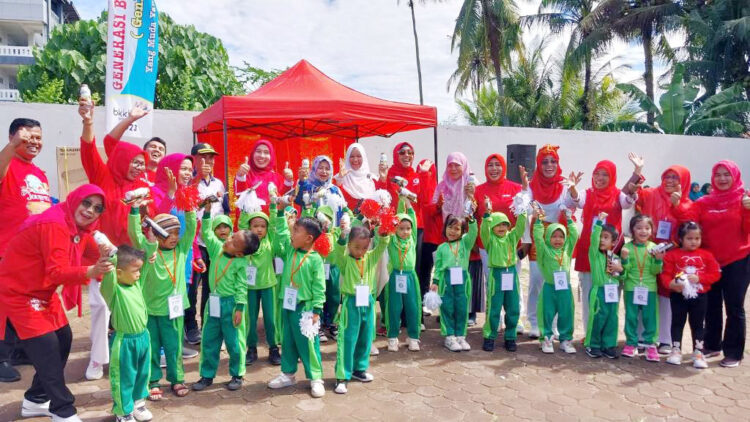 HIDUP SEHAT— Ketua Yayasan Jantung Indonesia (YJI) Kota Padang Ny. Genny Hendri Septa menggelar senam bersama masyarakat di Lapangan PAUD Amanah, Kecamatan Nanggalo, Rabu (2/8). Kegiatan ini dalam rangka mengajak masyarakat untuk menanamkan pola hidup sehat.