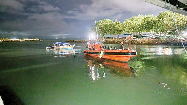 EVAKUASI— Kapal Basarnas menarik perahu nelayan yang mengalami mati mesin di perairan Pulau Sibonta.