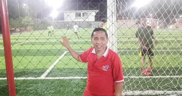Lapangan Mini Soccer Berkelas Nasional di GHAS, Nofrizon: Berkat Koperasi Saudagar Minang 1 DITEMUI— Nofrizon, anggota koperasi Saudagar Minang yang merupakan pengelola lapangan mini soccer di kawasan komplek GOR H. Agus Salim Padang yang ditemui beberapa waktu yang lalu.