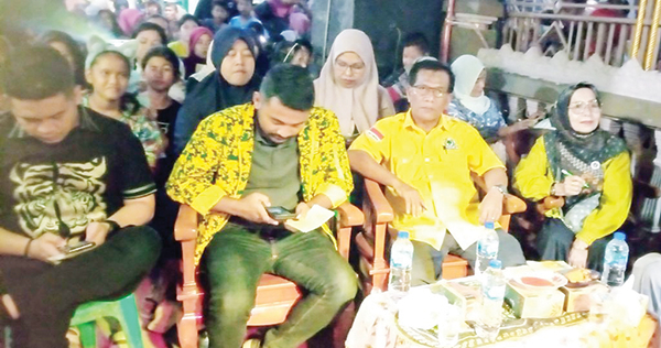 BERSAMA— Nursal Uce, M, SH bersama istri, Ketua DPD Partai Golkar Iqra Chissa Putra dan Zigo  saat menikmati permainan KIM bersama ratusan masyarakat Jati Jalan Taduah, Kamis (24/8), malam.