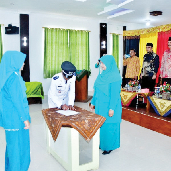 PELANTIKAN— Ketua TP PKK Agam Ny Yenni Andri Warman, hadiri pelantikan Ny Sukinah David Erlangga sebagai Ketua TP PKK Nagari Ladang Laweh, Kecamatan Banuhampu, di Aula Kantor Wali Nagari Ladang Laweh, Selasa (29/8).