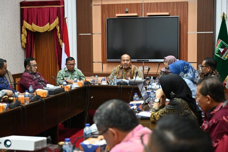 Pemprov Yakin Ombudsman Melihat Jernih Polemik PSN di Air Bangis 1 AUDIENSI— Sekretaris Daerah Provinsi (Sekdaprov) Sumbar, Hansastri, pimpin pertemuan dengan rombongan Ombudsman Perwakilan Sumbar, di Ruang Rapat Gubernuran, Kamis (10/8).
