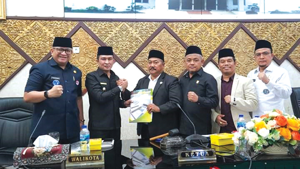 DPRD Setujui Rancangan KUA-PPAS APBD Kota Padang Tahun 2024 1 SALAM KOMPAK— Wakil Ketua DPRD Kota Padang Amril Amin salam kompak dengan Wakil Wali Kota Padang Ekos Albar diikuti oleh wakil ketua Arnedi Yarmen, DPRD Ilham Maulanan, Sekda Andree Algamar dan Sekretaris DPRD Hendrizal Azhar.