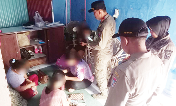 Lima Terapis Pijat Plus-plus Diamankan di Kota Padang 1 JASA PIJAT— Petugas Satpol PP mengamankan lima terapis wanita pijat plusplus di kawasan Purus, Kecamatan Padang Barat. Selain itu, petugas juga memanggil pemilik untuk dibina dan diedukasi terkait tempat usaha panti pijat.