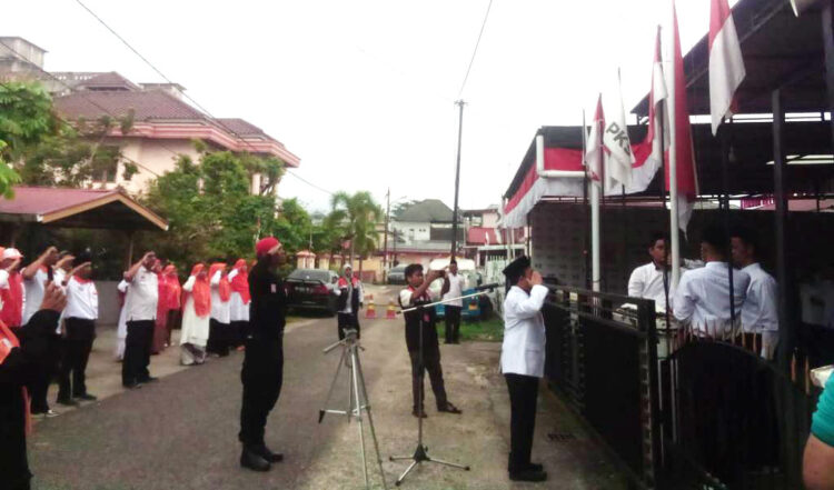 INSPEKTUR UPACARA— Ketua DPD PKS Kota Padang Muharlion menjadi inspektur upacara peringatan HUT  RI ke-78 Tahun di halaman kantor DPD PKS Kota Padang, jalan Kis Mangunsarkoro, Kecamatan Padang Timur, Kamis (17/8). 