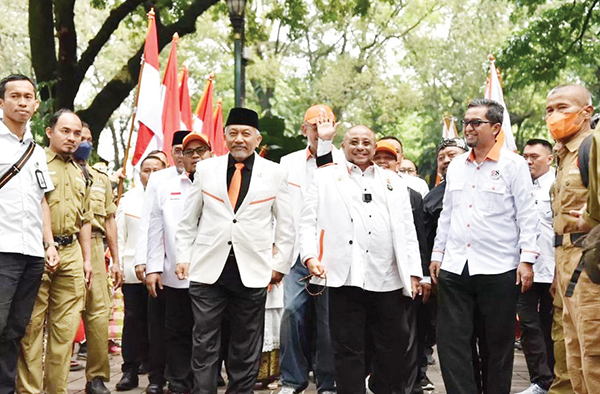 DAFTAR BACALEG— Sekretaris Jenderal (Sekjen) Habib Aboe Bakar Alhabsy bersama Presiden PKS Ahmad Syaikhu saat hendak mendaftarkan bacaleg di kantor KPU RI, Jalan Imam Bonjol, Jakarta Pusat, Senin (8/5) yang lalu.