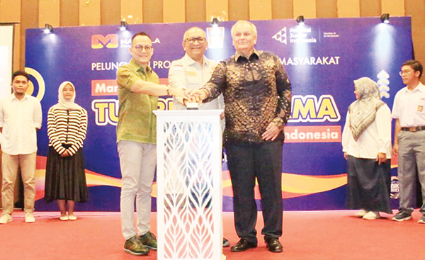 PELUNCURAN PROGRAM— GM Business Wilayah Sumatera Mandala Finance, Lucas Putradinata, Sekdako Padang, Andree Algamar dan Academic Advisor and Operations Counsel PJI, Robert Gardiner saat peluncuran program pelatihan penguatan digital kepada 74 UMKM dan 150 siswa SMA dan SMK di Kota Padang.