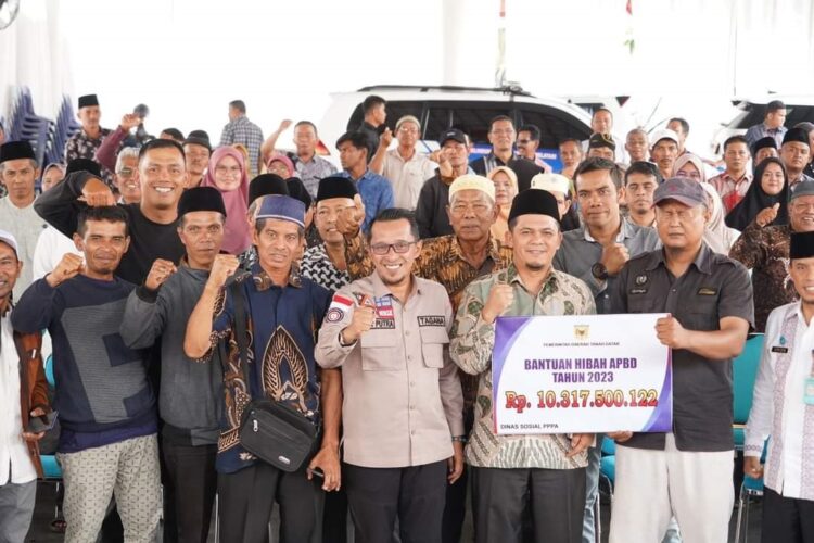 BANTUAN HIBAH— Bupati Tanah Datar Eka Putra foto bersama usai menyerahkan bantuan hibah kepada 204 Masjid dan Surau/Mushalla yang ada di Tanah Datar.