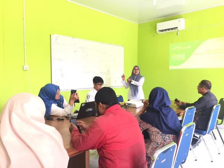 SOSIALISASI— Pegai DLH Kota Solok mengikuti sosialisasi JKN KIS dan penggunanaan Mobile Jaminan Kesehatan Nasional.