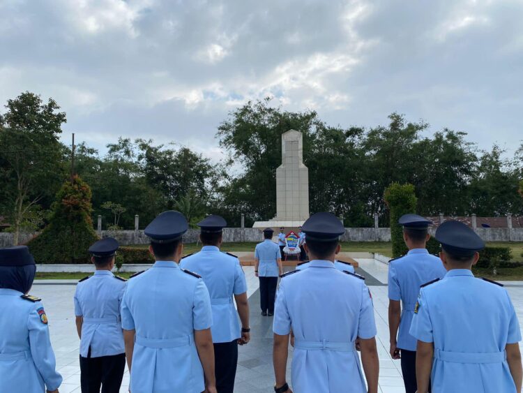 Pegawai Rupajang Ziarah dan Tabur Bunga di Taman Makam Pahlawan 1 ZIARAH—Pegawai Rumah Tahanan Negara Kelas IIB Padang Panjang (Rupajang) laksanakan kegiatan Ziarah dan Tabur Bunga di Taman Makam Pahlawan (TMP) Kusuma Sakti Kota Padang Panjang,
