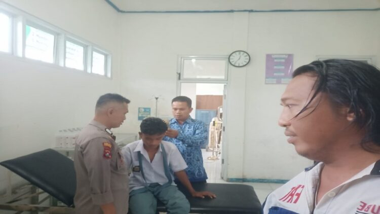 DIANIAYA— Pelajar yang menjadi korban penganiayaan mendapatkan perawatan di salah satu Puskesmas di Kabupaten Kepulauan Mentawai.