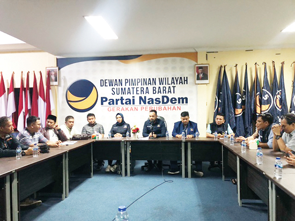 Anies Baswedan dan Surya Paloh ke Sumbar, Resmikan NasDem Tower, Pelantikan DPW hingga Pembekalan Bacaleg 1 JUMPA PERS— Ketua DPW NasDem Sumbar, Fadly Amran menggelar jumpa pers, Kamis (3/8) malam sebagai persiapan kedatangan Capres Anies Baswedan dan Ketua Umum NasDem, Surya Paloh ke Sumbar, Sabtu (5/8).