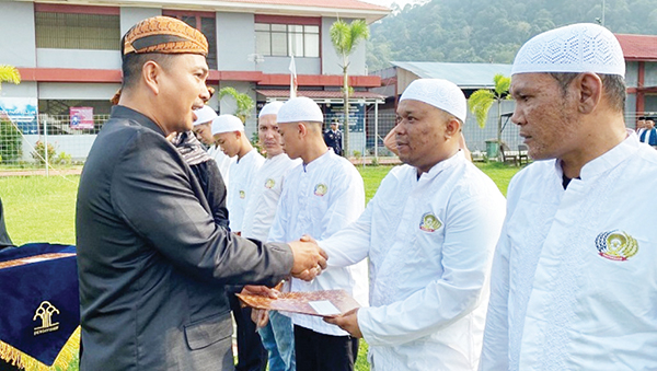 12 Narapidana Rutan Padang Bebas di Hari Kemerdekaan 1 TERIMA REMISI— Kepala Rutan Kelas IIB Padang, Muhammad Mehdi menyerahkan surat remisi kepada Binaan Pemasyarakatan (WBP) atau narapidana di Rutan Kelas IIB Padang bebas di Hari Kemerdekaan RI, Kamis (17/8) siang.