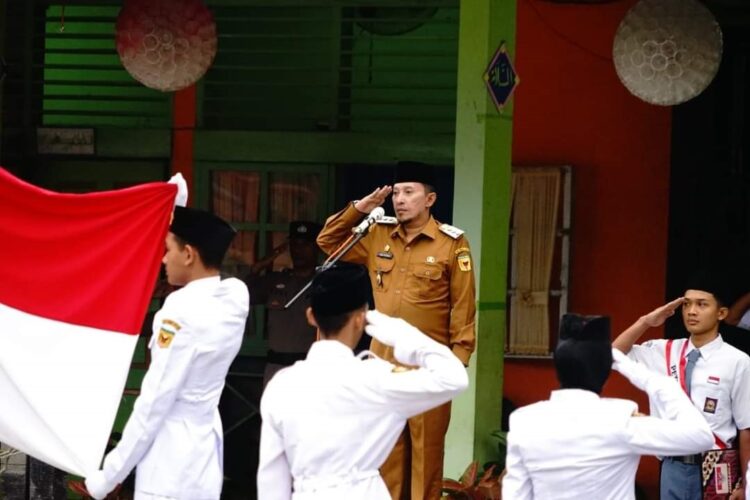 PEMBINA UPACARA— Bupati Eka Putra menjadi pembinan upacara di SMA N 2 Batusangkar, Senin (31/7).
