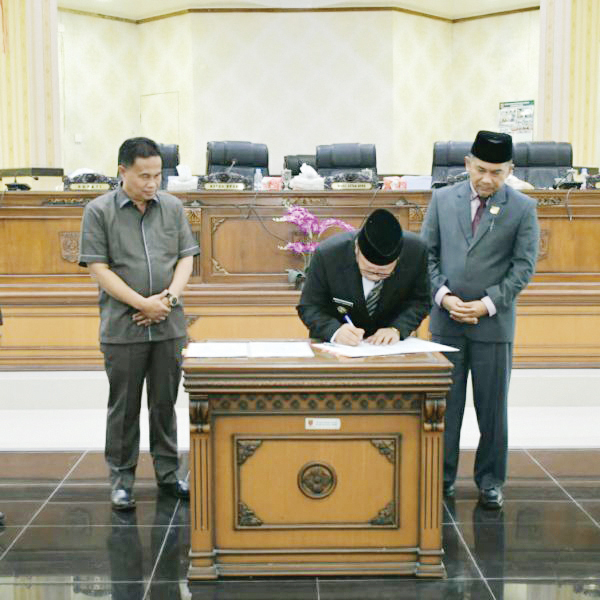 PENANDATANGANAN— Bupati Agam Andri Warman melakukan penandatanganan berita acara rapat paripurna tentang persetujuan perubahan KUA-PPAS 2023, Senin (28/8).